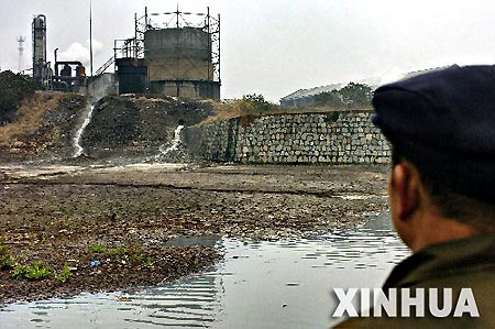 组图:洞庭湖沿岸企业违规排放造成严重污染