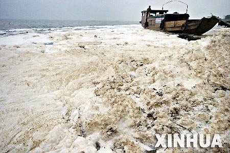 组图:洞庭湖沿岸企业违规排放造成严重污染