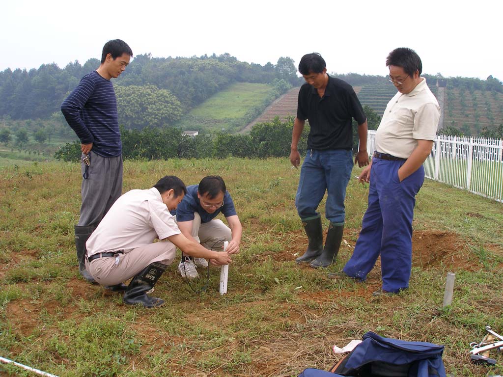指导安装土壤水分测定仪器