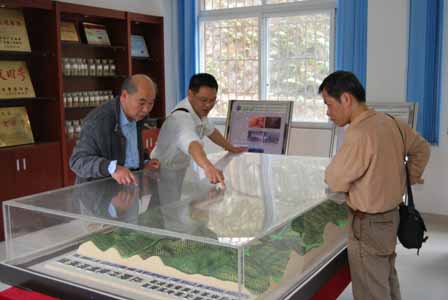 双方在站区模型上选址(左为朱启疆教授、中为林永标副站长、右为王修信教授)